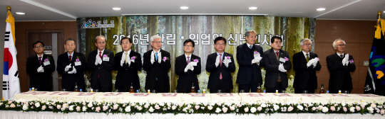 산림청은 11일 서울 여의도 산림비전센터에서 임업단체 대표, 산림 관련 공무원 등 300여 명이 참석한 가운데 '2016년 산림·임업인 신년인사회'를 개최했다. 신원섭 산림청장(왼쪽 여섯번째)과 주요 인사들이 시루떡 절단식을 갖고 기념촬영을 하고 있다.  산림청 제공